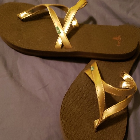 sanuk gold flip flops